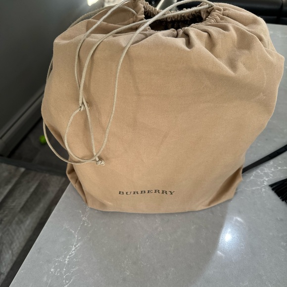 Burberry bucket bag this bag is absolutely so cute and soft like new - Picture 3 of 4